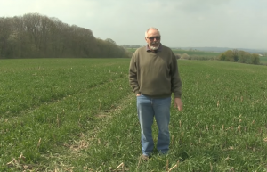 Una sembradora argentina en el campo francés