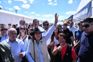 Patricia Bullrich subió el voltaje político de la muestra, acompañada por legisladores libertarios