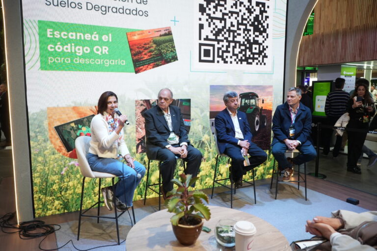 Aapresid, INTA, la Secretaría de Agricultura, Ganadería y Pesca y Syngenta, presentaron en el Congreso Aapresid una Guía técnica para la recuperación de suelos degradados - Expoagro - Edición YPF Agro