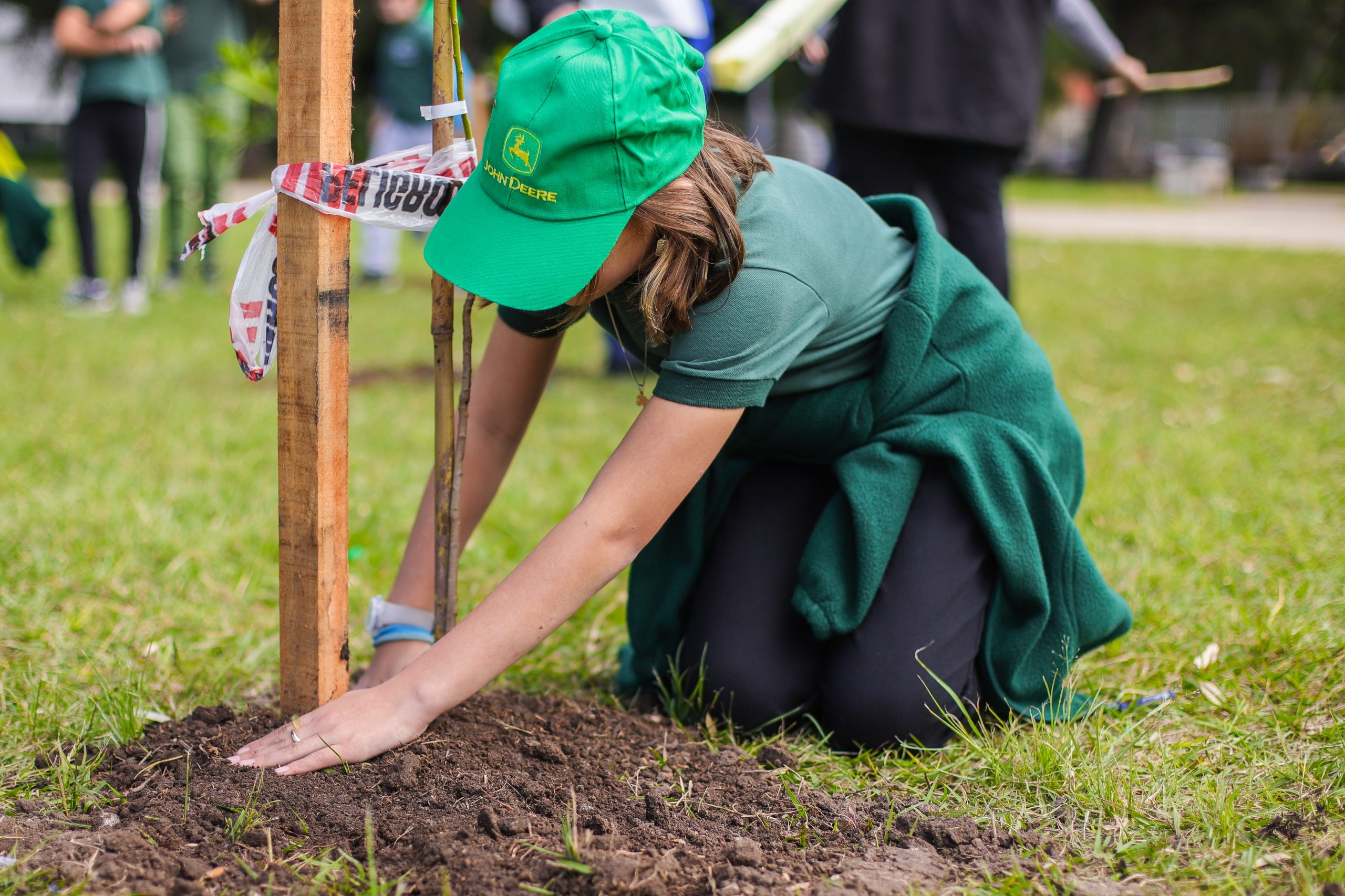 Con una plantación frente al Monumento Nacional a la Bandera y junto a Abel Pintos, John Deere avanza en su campaña “Por una América Latina más verde»