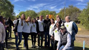 John Deere junto Abel Pintos plantaron 100 árboles en el Kempes