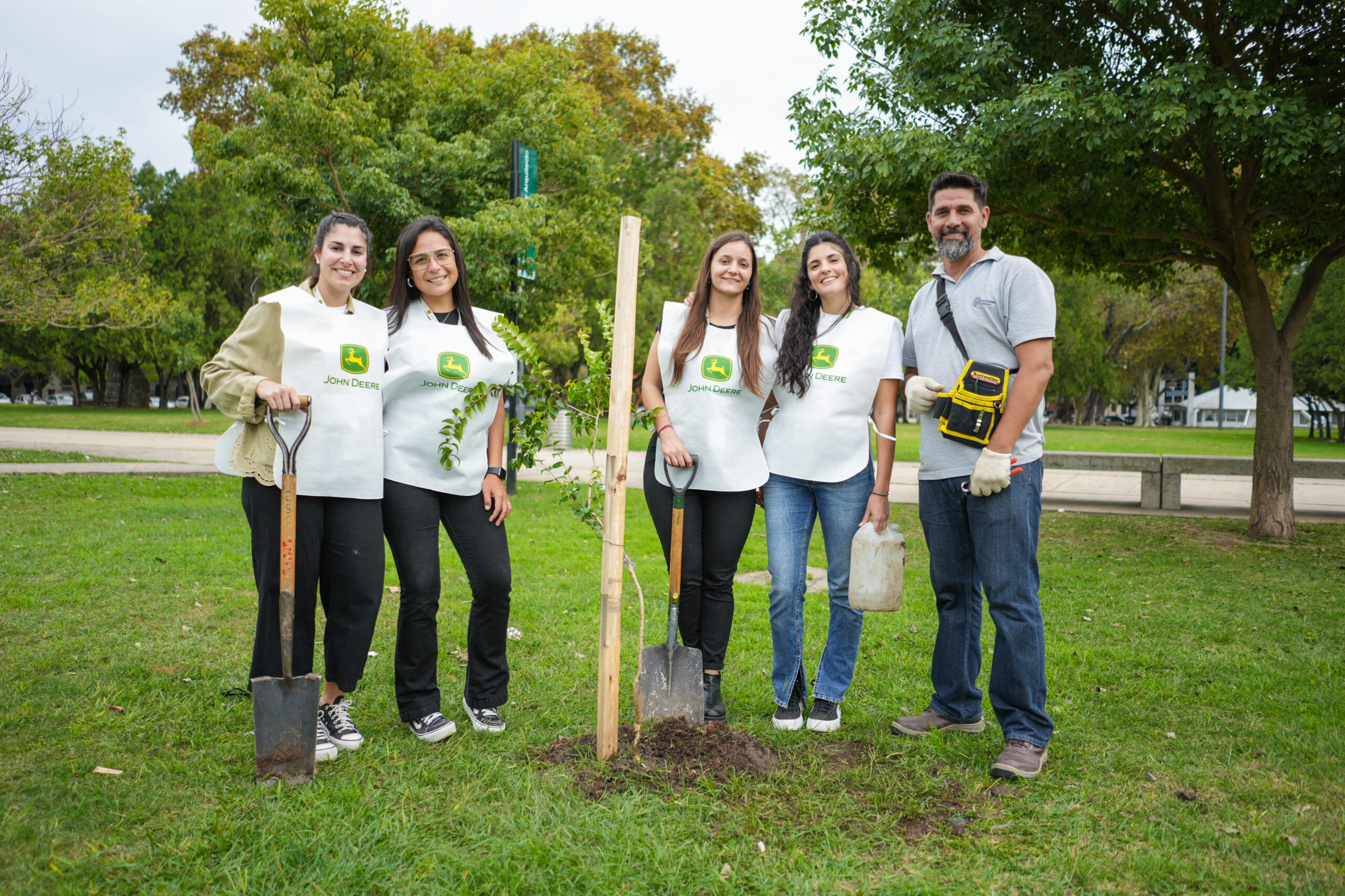 John Deere y Abel Pintos suman especies nativas al paisaje rosarino