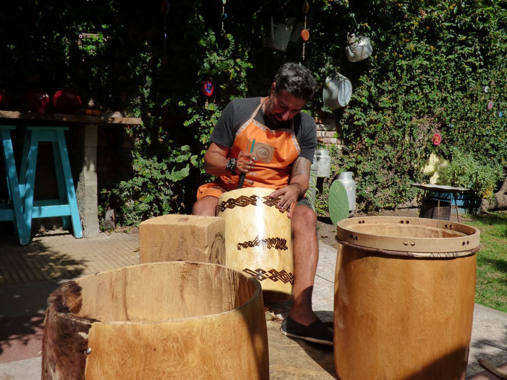 El luthier y bombista más buscado de la Pampa Húmeda elabora sus bombos legüeros en el patio de su casa