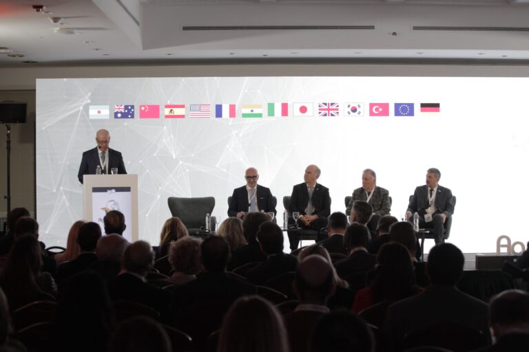 Comenzó la cumbre internacional de maquinaria agrícola