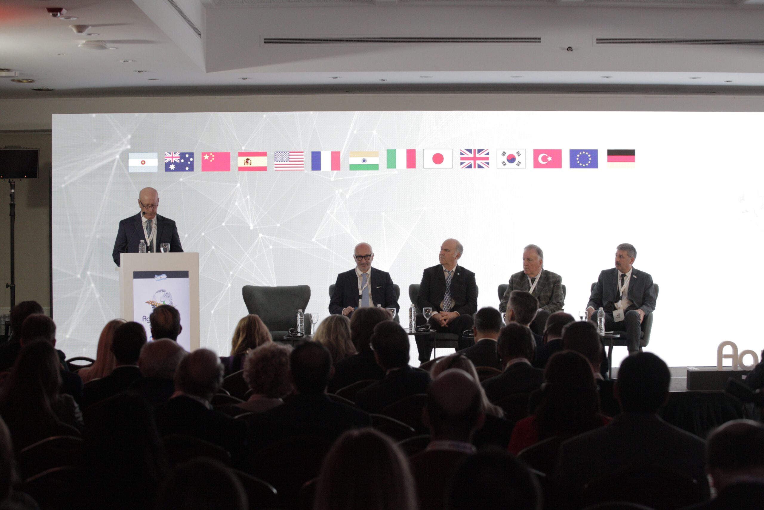 Comenzó la cumbre internacional de maquinaria agrícola