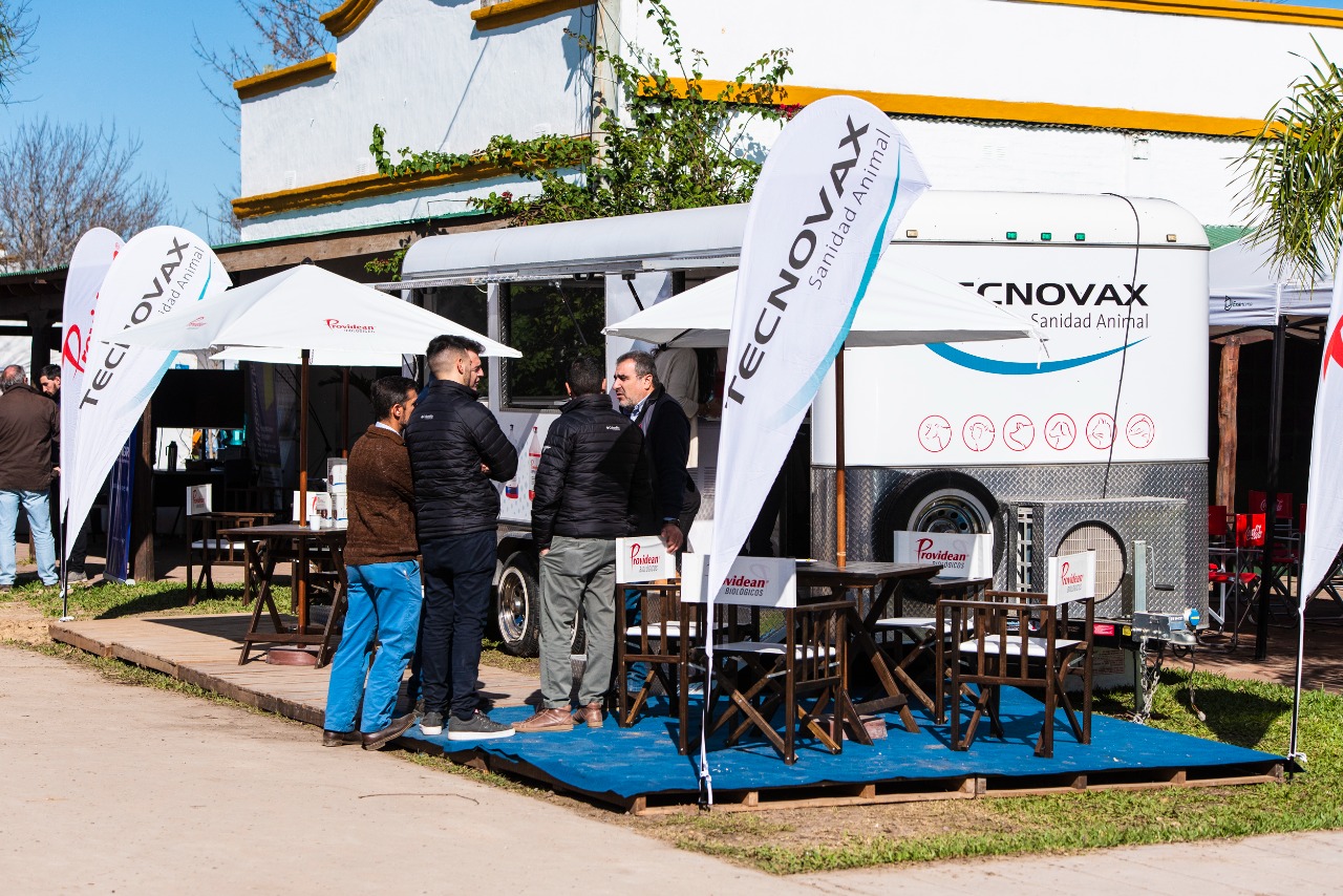 Tecnovax presenta promociones en vacunas en la Expo y afianza su relación con Angus