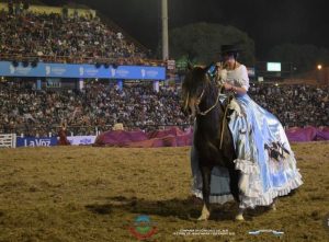 La primera mujer relatora de jineteadas de Jesús María: “El campo es mi lugar en el mundo”